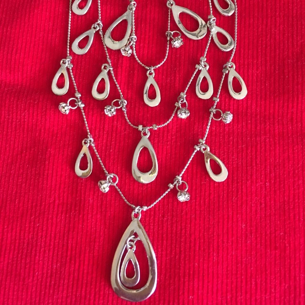 Beautiful tiered necklace.